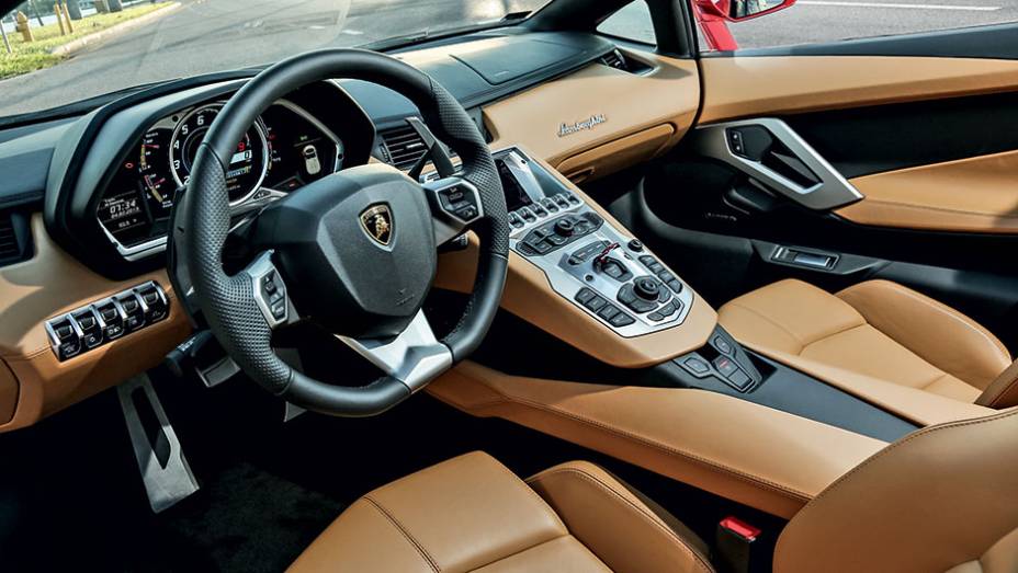 O elevado console central do Aventador cria a sensação de estar dentro de um cockpit de carro de corrida | <a href="https://preprod.quatrorodas.abril.com.br/carros/impressoes/lamborghini-aventador-lp-700-4-spyder-740729.shtml" rel="migration">Leia mais</a>