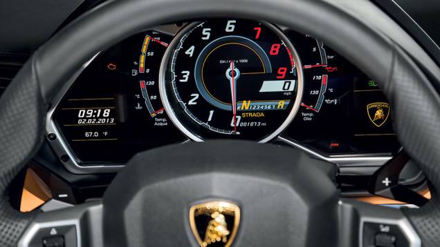 Cores e layout do quadro de instrumentos podem ser alterados pelo motorista | <a href="https://preprod.quatrorodas.abril.com.br/carros/impressoes/lamborghini-aventador-lp-700-4-spyder-740729.shtml" rel="migration">Leia mais</a> Cores e layout do quadro de instrumentos podem ser alterados pelo motorista | <a href="https://preprod.quatrorodas.abril.com.br/carros/impressoes/lamborghini-aventador-lp-700-4-spyder-740729.shtml" rel="migration">Leia mais</a>