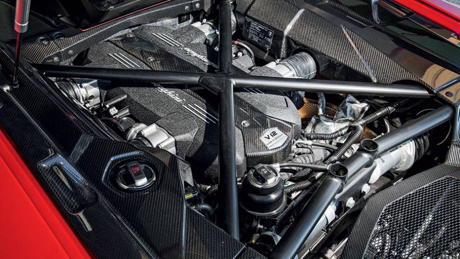 O motor é um V12 6.5 de 700 cv de potência | <a href="https://preprod.quatrorodas.abril.com.br/carros/impressoes/lamborghini-aventador-lp-700-4-spyder-740729.shtml" rel="migration">Leia mais</a>