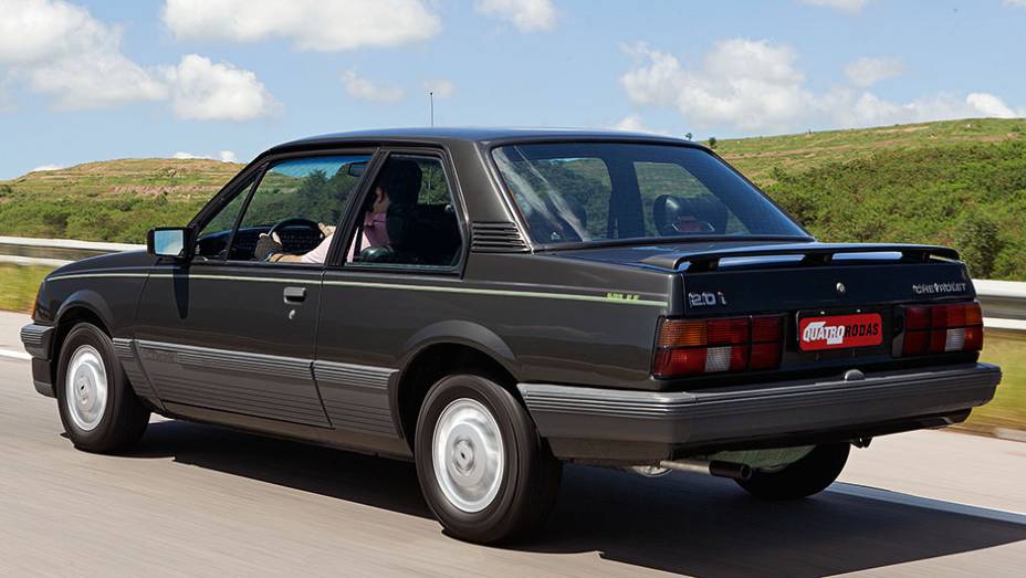 Aerof&oacute;lio era a tentativa de dar um ar esportivo | <a href="https://preprod.quatrorodas.abril.com.br/carros/classicos-brasileiros/chevrolet-monza-classic-se-500-ef-740883.shtml" rel="migration">Leia mais</a>