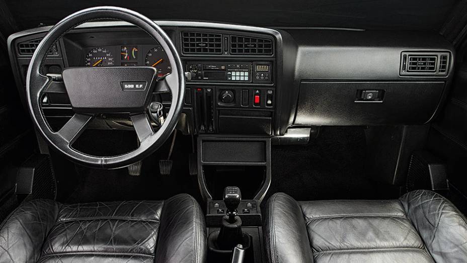 Ar, dire&ccedil;&atilde;o e banco de couro eram de s&eacute;rie | <a href="https://preprod.quatrorodas.abril.com.br/carros/classicos-brasileiros/chevrolet-monza-classic-se-500-ef-740883.shtml" rel="migration">Leia mais</a>