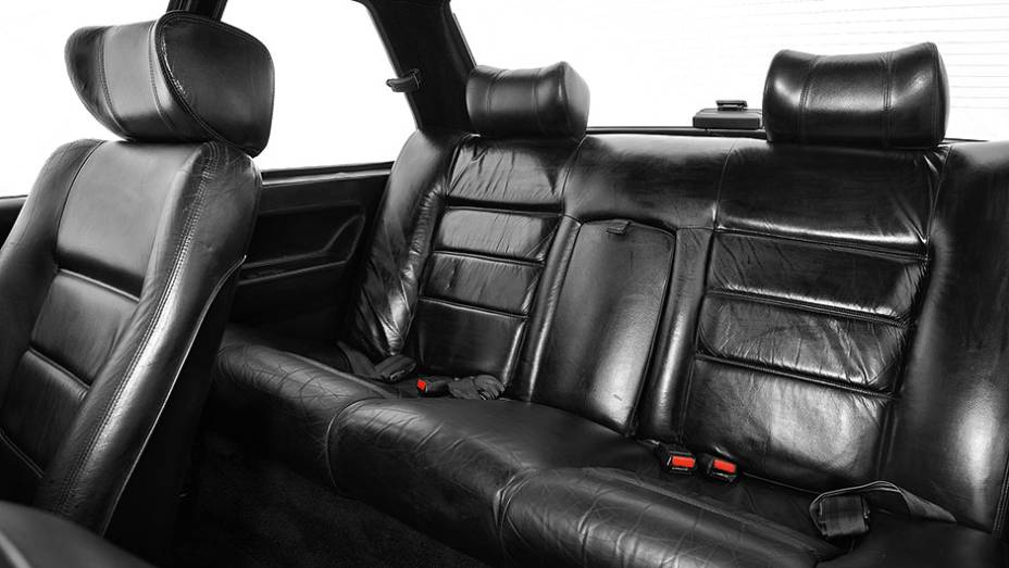 Cintos para tr&ecirc;s, mas conforto s&oacute; para dois passageiros | <a href="https://preprod.quatrorodas.abril.com.br/carros/classicos-brasileiros/chevrolet-monza-classic-se-500-ef-740883.shtml" rel="migration">Leia mais</a>