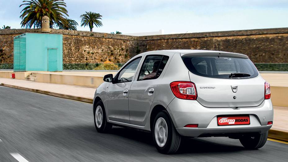 As lanternas verticais deram lugar a um modelo mais horizontal | <a href="https://preprod.quatrorodas.abril.com.br/carros/impressoes/dacia-sandero-740710.shtml" rel="migration">Leia mais</a>