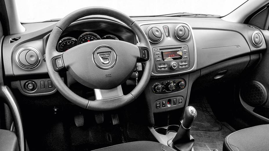 Layout básico do painel se manteve, mas ganhou materiais de melhor qualidade | <a href="https://preprod.quatrorodas.abril.com.br/carros/impressoes/dacia-sandero-740710.shtml" rel="migration">Leia mais</a> Layout básico do painel se manteve, mas ganhou materiais de melhor qualidade | <a href="https://preprod.quatrorodas.abril.com.br/carros/impressoes/dacia-sandero-740710.shtml" rel="migration">Leia mais</a>