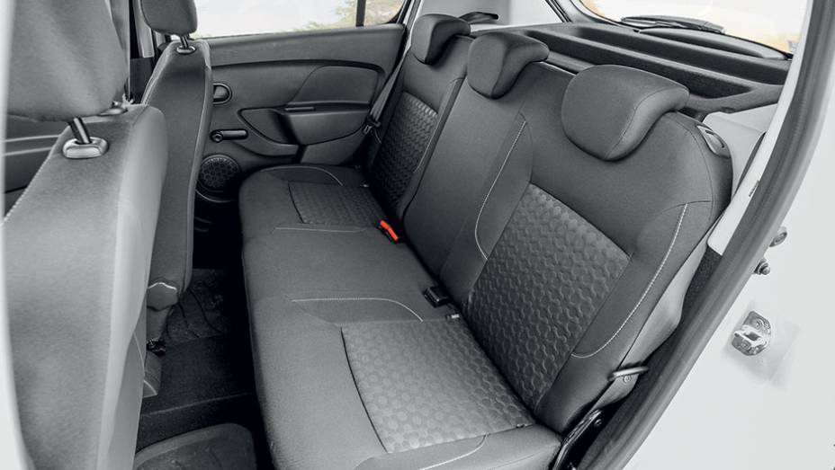 Apoio de cabe&ccedil;a para tr&ecirc;s, mas cinto central subabdominal | <a href="https://preprod.quatrorodas.abril.com.br/carros/impressoes/dacia-sandero-740710.shtml" rel="migration">Leia mais</a>
