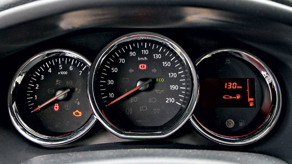 Instrumentos receberam molduras cromadas e veloc&iacute;metro no centro | <a href="https://preprod.quatrorodas.abril.com.br/carros/impressoes/dacia-sandero-740710.shtml" rel="migration">Leia mais</a>