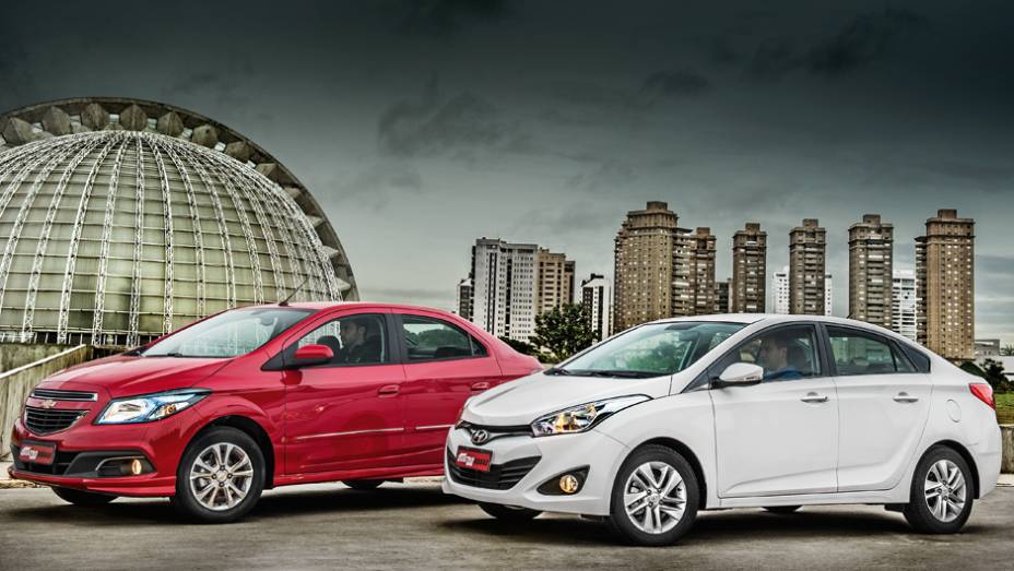 Prisma e HB20S: frente a frente no show de calouros | <a href="https://preprod.quatrorodas.abril.com.br/carros/comparativos/chevrolet-prisma-ltz-x-hyundai-hb20s-premium-740129.shtml" rel="migration">Leia mais</a>