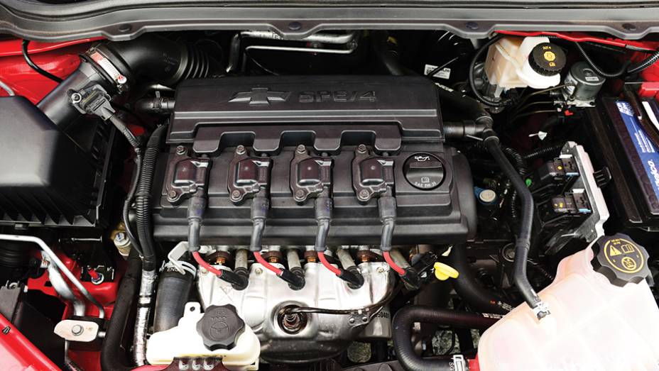 Na compara&ccedil;&atilde;o com o rival, o c&acirc;mbio tem engates menos suaves e o motor n&atilde;o empolga tanto | <a href="https://preprod.quatrorodas.abril.com.br/carros/comparativos/chevrolet-prisma-ltz-x-hyundai-hb20s-premium-740129.shtml" rel="migration">Leia mais</a>
