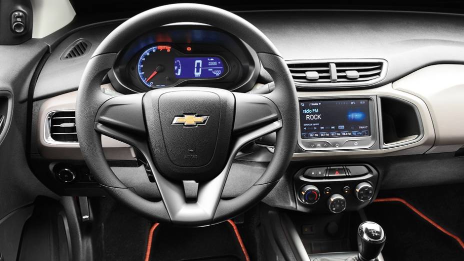 Meio digital, meio analógico, painel lembra o do Sonic | <a href="https://preprod.quatrorodas.abril.com.br/carros/comparativos/chevrolet-prisma-ltz-x-hyundai-hb20s-premium-740129.shtml" rel="migration">Leia mais</a>