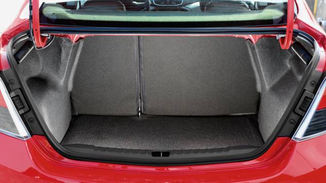 Boca ampla facilita a entrada de grandes objetos | <a href="https://preprod.quatrorodas.abril.com.br/carros/comparativos/chevrolet-prisma-ltz-x-hyundai-hb20s-premium-740129.shtml" rel="migration">Leia mais</a> Boca ampla facilita a entrada de grandes objetos | <a href="https://preprod.quatrorodas.abril.com.br/carros/comparativos/chevrolet-prisma-ltz-x-hyundai-hb20s-premium-740129.shtml" rel="migration">Leia mais</a>