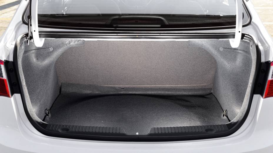 Piso com superfície irregular dificulta o uso do porta-malas | <a href="https://preprod.quatrorodas.abril.com.br/carros/comparativos/chevrolet-prisma-ltz-x-hyundai-hb20s-premium-740129.shtml" rel="migration">Leia mais</a>