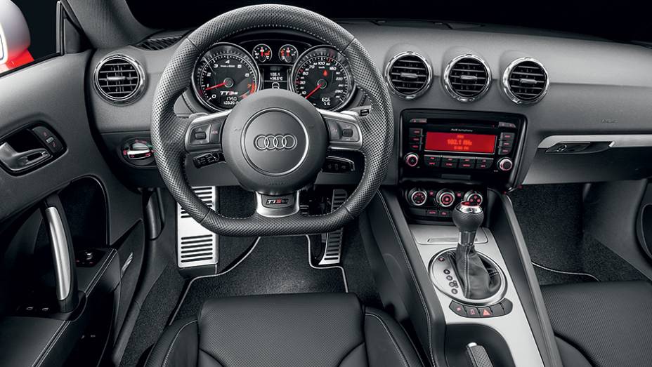 Cabine &eacute; completa, mas longe de surpreender | <a href="https://preprod.quatrorodas.abril.com.br/carros/impressoes/audi-tt-rs-743371.shtml" rel="migration">Leia mais</a>