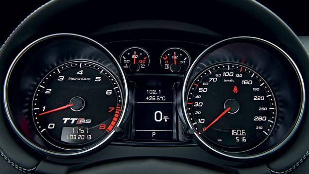 Os instrumentos também aferem a idade do TT | <a href="https://preprod.quatrorodas.abril.com.br/carros/impressoes/audi-tt-rs-743371.shtml" rel="migration">Leia mais</a> Os instrumentos também aferem a idade do TT | <a href="https://preprod.quatrorodas.abril.com.br/carros/impressoes/audi-tt-rs-743371.shtml" rel="migration">Leia mais</a>