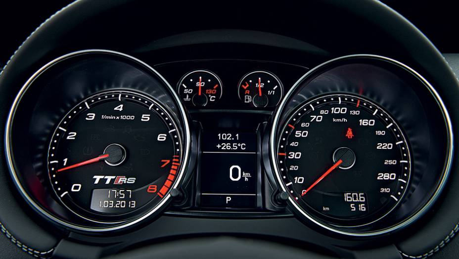 Os instrumentos tamb&eacute;m aferem a idade do TT | <a href="https://preprod.quatrorodas.abril.com.br/carros/impressoes/audi-tt-rs-743371.shtml" rel="migration">Leia mais</a>