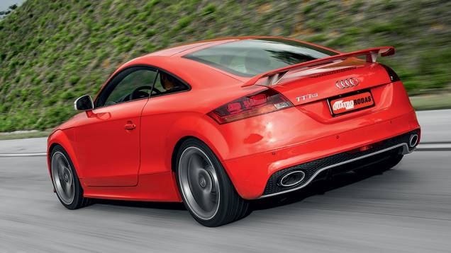 Asa impede que a traseira flutue em velocidade | <a href="https://preprod.quatrorodas.abril.com.br/carros/impressoes/audi-tt-rs-743371.shtml" rel="migration">Leia mais</a> Asa impede que a traseira flutue em velocidade | <a href="https://preprod.quatrorodas.abril.com.br/carros/impressoes/audi-tt-rs-743371.shtml" rel="migration">Leia mais</a>