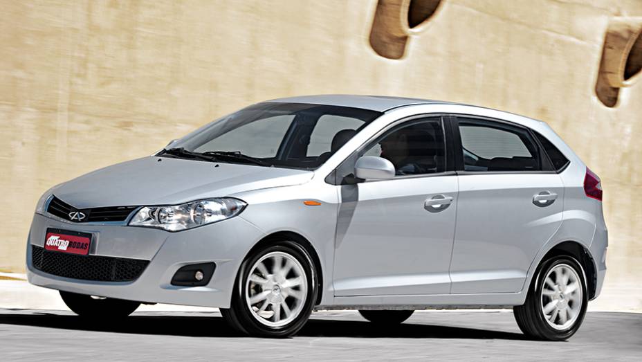 Faróis do Celer invadem os para-lamas | <a href="https://preprod.quatrorodas.abril.com.br/carros/comparativos/jac-j3-1-5-s-x-chery-celer-1-5-744920.shtml" rel="migration">Leia mais</a>