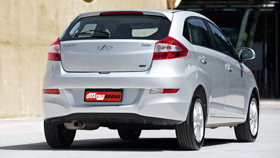 Luz de r&eacute; somente em um dos lados, no para-choque | <a href="https://preprod.quatrorodas.abril.com.br/carros/comparativos/jac-j3-1-5-s-x-chery-celer-1-5-744920.shtml" rel="migration">Leia mais</a>