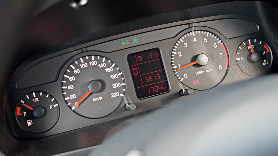 Painel parece o de um VW | <a href="https://preprod.quatrorodas.abril.com.br/carros/comparativos/jac-j3-1-5-s-x-chery-celer-1-5-744920.shtml" rel="migration">Leia mais</a> Painel parece o de um VW | <a href="https://preprod.quatrorodas.abril.com.br/carros/comparativos/jac-j3-1-5-s-x-chery-celer-1-5-744920.shtml" rel="migration">Leia mais</a>