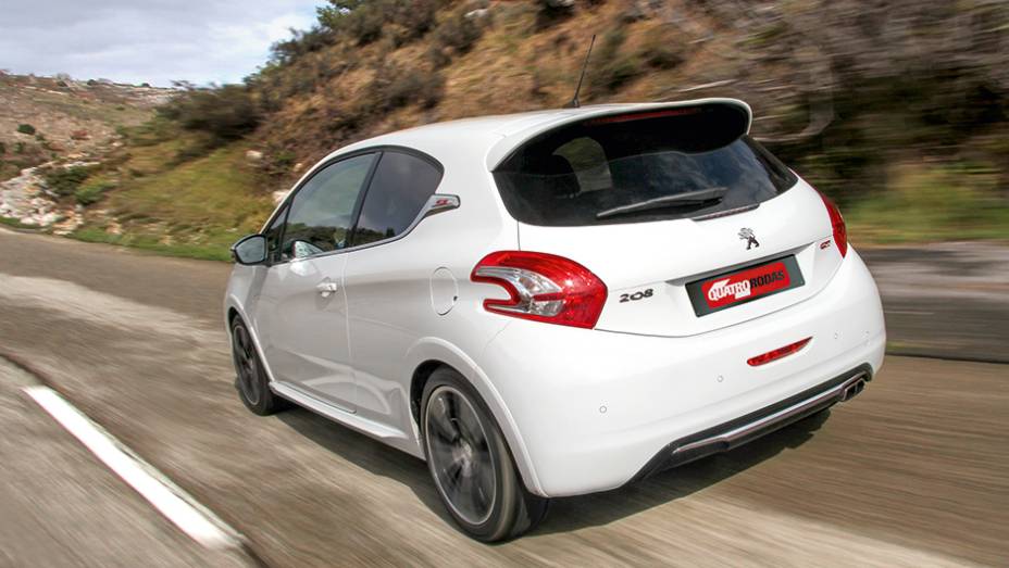 Logotipo GTI na traseira e no cromado lateral do Peugeot 208 | <a href="https://preprod.quatrorodas.abril.com.br/carros/comparativos/fiesta-st-x-peugeot-208-gti-743718.shtml" rel="migration">Leia mais</a>