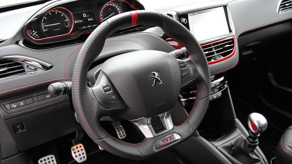 O Peugeot 208 GTI carregou menos no vermelho nos bancos, mas o distribui por mais locais, como costuras, painel, instrumentos e câmbio | <a href="https://preprod.quatrorodas.abril.com.br/carros/comparativos/fiesta-st-x-peugeot-208-gti-743718.shtml" rel="migration">Leia mais</a> O Peugeot 208 GTI carregou menos no vermelho nos bancos, mas o distribui por mais locais, como costuras, painel, instrumentos e câmbio | <a href="https://preprod.quatrorodas.abril.com.br/carros/comparativos/fiesta-st-x-peugeot-208-gti-743718.shtml" rel="migration">Leia mais</a>