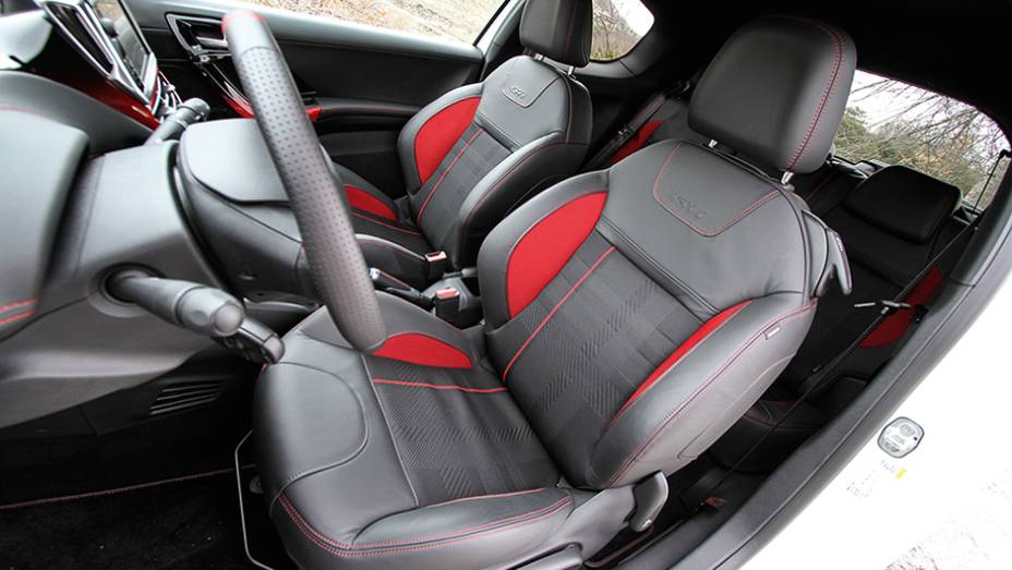 Volante menor do GTI agrada na cidade | <a href="https://preprod.quatrorodas.abril.com.br/carros/comparativos/fiesta-st-x-peugeot-208-gti-743718.shtml" rel="migration">Leia mais</a> Volante menor do GTI agrada na cidade | <a href="https://preprod.quatrorodas.abril.com.br/carros/comparativos/fiesta-st-x-peugeot-208-gti-743718.shtml" rel="migration">Leia mais</a>