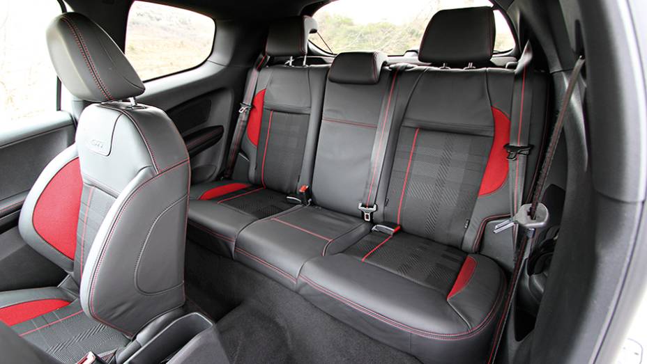 | <a href="https://preprod.quatrorodas.abril.com.br/carros/comparativos/fiesta-st-x-peugeot-208-gti-743718.shtml" rel="migration">Leia mais</a> | <a href="https://preprod.quatrorodas.abril.com.br/carros/comparativos/fiesta-st-x-peugeot-208-gti-743718.shtml" rel="migration">Leia mais</a>