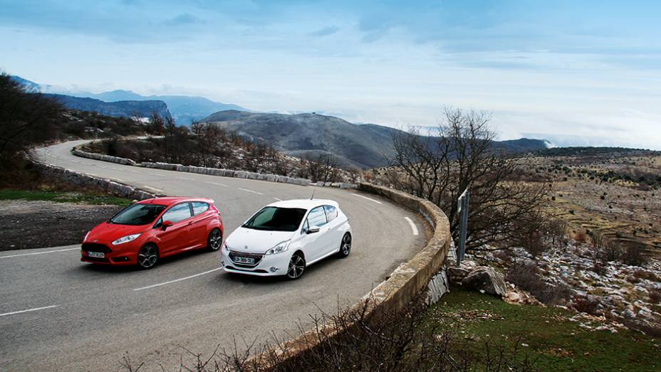 Os dois trazem motor 1.6 turbo e rodas aro 17 | <a href="https://preprod.quatrorodas.abril.com.br/carros/comparativos/fiesta-st-x-peugeot-208-gti-743718.shtml" rel="migration">Leia mais</a>