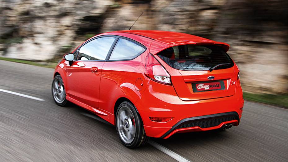 Saias laterais e para-choque vazado: ar mais nervoso ao ST | <a href="https://preprod.quatrorodas.abril.com.br/carros/comparativos/fiesta-st-x-peugeot-208-gti-743718.shtml" rel="migration">Leia mais</a>