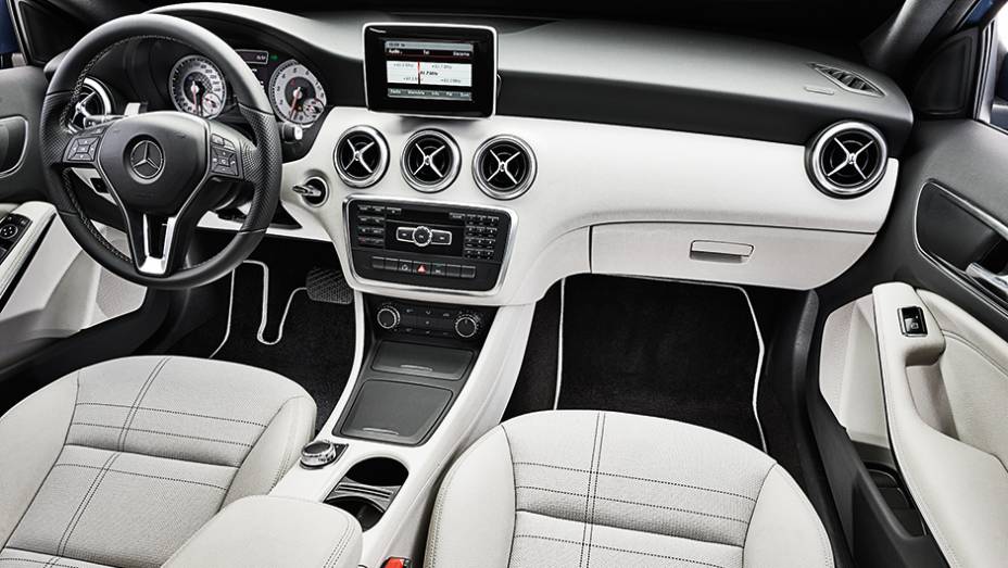 A 200: painel bicolor, bancos esportivos, console sem câmbio nem freio de mão | <a href="https://preprod.quatrorodas.abril.com.br/carros/comparativos/mercedes-benz-200-x-bmw-118i-744296.shtml" rel="migration">Leia mais</a>