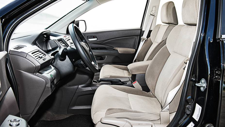 Interior claro contribui para a sensa&ccedil;&atilde;o de amplitude da cabine | <a href="https://preprod.quatrorodas.abril.com.br/carros/comparativos/honda-cr-v-x-hyundai-ix35-744731.shtml" rel="migration">Leia mais</a>