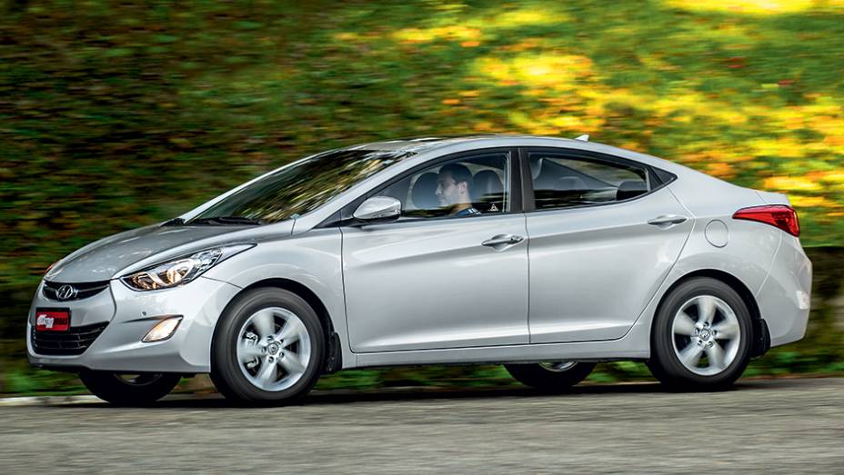 Hyundai chama seu design de "escultura fluida" | <a href="https://preprod.quatrorodas.abril.com.br/carros/lancamentos/hyundai-elantra-2-0-flex-742637.shtml" rel="migration">Leia mais</a>