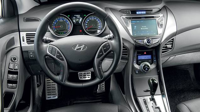 Interior conta com materiais de alta qualidade e desenho que faz jus à elegância da carroceria | <a href="https://preprod.quatrorodas.abril.com.br/carros/lancamentos/hyundai-elantra-2-0-flex-742637.shtml" rel="migration">Leia mais</a> Interior conta com materiais de alta qualidade e desenho que faz jus à elegância da carroceria | <a href="https://preprod.quatrorodas.abril.com.br/carros/lancamentos/hyundai-elantra-2-0-flex-742637.shtml" rel="migration">Leia mais</a>