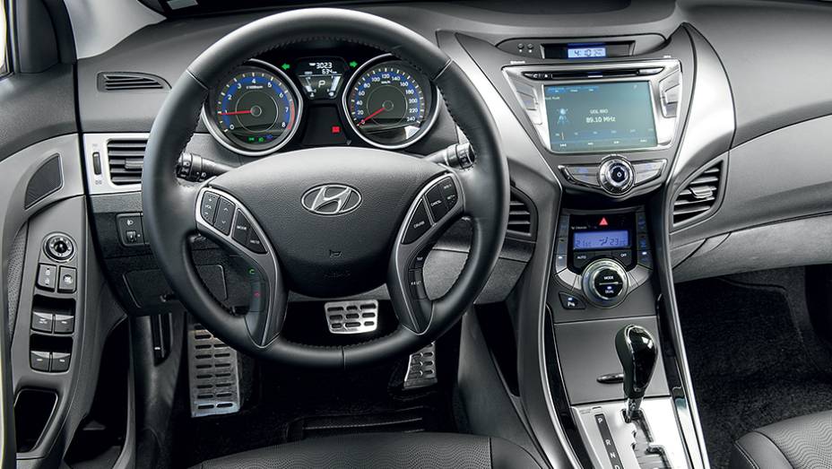 Interior conta com materiais de alta qualidade e desenho que faz jus &agrave; eleg&acirc;ncia da carroceria | <a href="https://preprod.quatrorodas.abril.com.br/carros/lancamentos/hyundai-elantra-2-0-flex-742637.shtml" rel="migration">Leia mais</a>