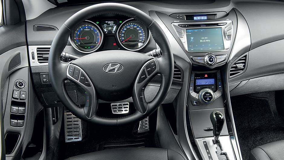 Interior conta com materiais de alta qualidade e desenho que faz jus &agrave; eleg&acirc;ncia da carroceria | <a href="https://preprod.quatrorodas.abril.com.br/carros/lancamentos/hyundai-elantra-2-0-flex-742637.shtml" rel="migration">Leia mais</a>