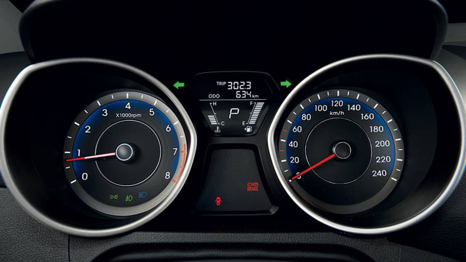 Computador de bordo n&atilde;o registra o consumo | <a href="https://preprod.quatrorodas.abril.com.br/carros/lancamentos/hyundai-elantra-2-0-flex-742637.shtml" rel="migration">Leia mais</a>