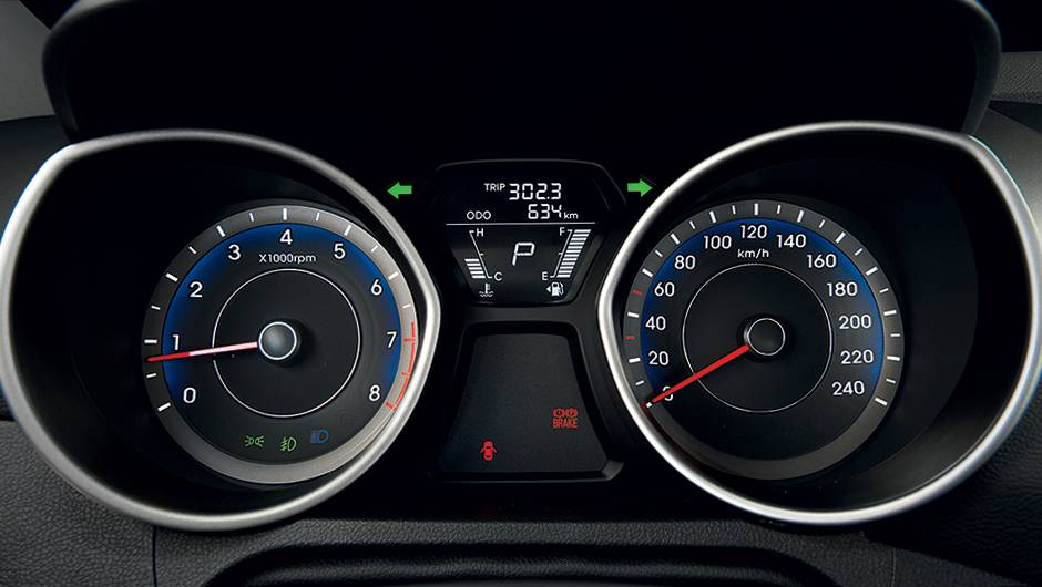Computador de bordo n&atilde;o registra o consumo | <a href="https://preprod.quatrorodas.abril.com.br/carros/lancamentos/hyundai-elantra-2-0-flex-742637.shtml" rel="migration">Leia mais</a>