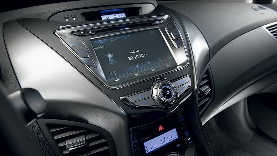 Monitor touch screen mostra GPS e c&acirc;mera de r&eacute; | <a href="https://preprod.quatrorodas.abril.com.br/carros/lancamentos/hyundai-elantra-2-0-flex-742637.shtml" rel="migration">Leia mais</a>