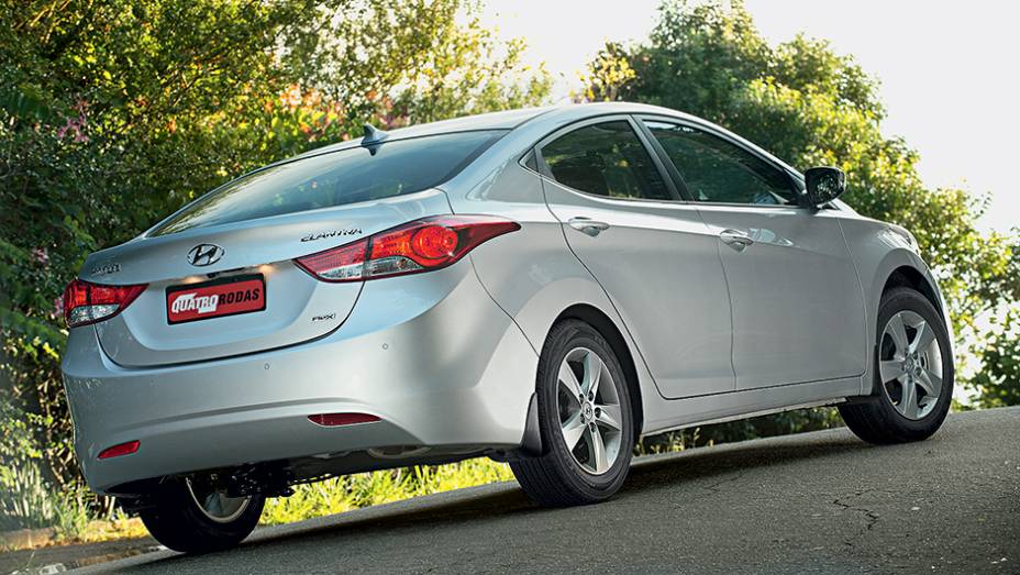 Adesivo "Flex" na tampa do porta-malas &eacute; a &uacute;nica forma de identificar a nova motoriza&ccedil;&atilde;o | <a href="https://preprod.quatrorodas.abril.com.br/carros/lancamentos/hyundai-elantra-2-0-flex-742637.shtml" rel="migration">Leia mais</a>