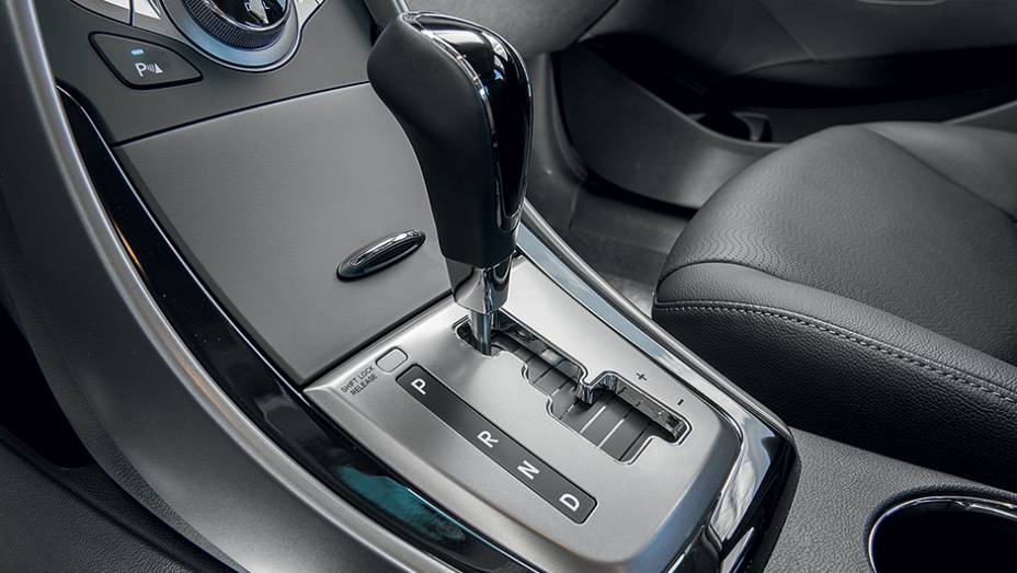 Câmbio tem opção de trocas sequenciais | <a href="https://preprod.quatrorodas.abril.com.br/carros/lancamentos/hyundai-elantra-2-0-flex-742637.shtml" rel="migration">Leia mais</a>