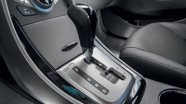 Câmbio tem opção de trocas sequenciais | <a href="https://preprod.quatrorodas.abril.com.br/carros/lancamentos/hyundai-elantra-2-0-flex-742637.shtml" rel="migration">Leia mais</a> Câmbio tem opção de trocas sequenciais | <a href="https://preprod.quatrorodas.abril.com.br/carros/lancamentos/hyundai-elantra-2-0-flex-742637.shtml" rel="migration">Leia mais</a>