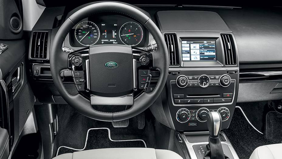 Central multimídia tem touch screen de 7 polegadas | <a href="https://preprod.quatrorodas.abril.com.br/carros/lancamentos/land-rover-freelander-2-743455.shtml" rel="migration">Leia mais</a>