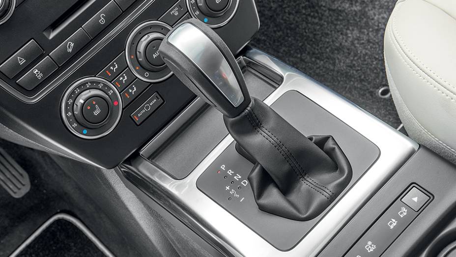 Sistema Terrain Response é acionado por meio de teclas no console, junto à alavanca do câmbio | <a href="https://preprod.quatrorodas.abril.com.br/carros/lancamentos/land-rover-freelander-2-743455.shtml" rel="migration">Leia mais</a>