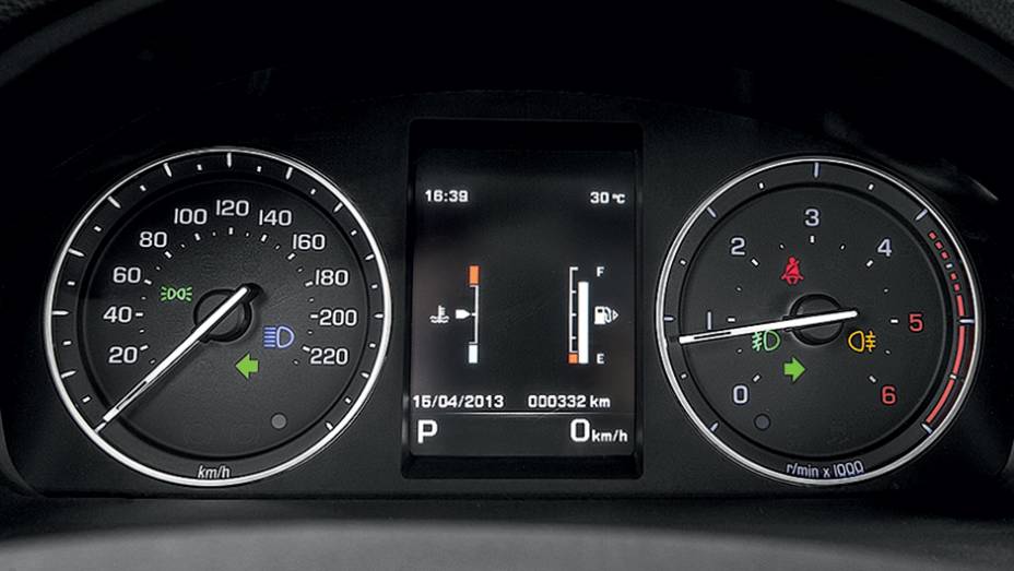Entre mostradores analógicos, um monitor digital | <a href="https://preprod.quatrorodas.abril.com.br/carros/lancamentos/land-rover-freelander-2-743455.shtml" rel="migration">Leia mais</a>
