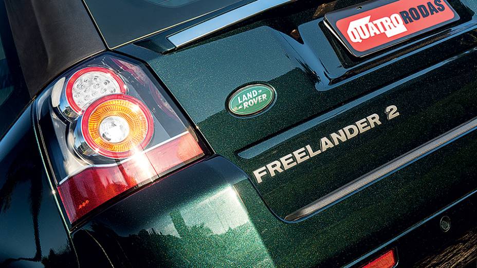 Lanternas redesenhadas dão novo brilho à traseira | <a href="https://preprod.quatrorodas.abril.com.br/carros/lancamentos/land-rover-freelander-2-743455.shtml" rel="migration">Leia mais</a>