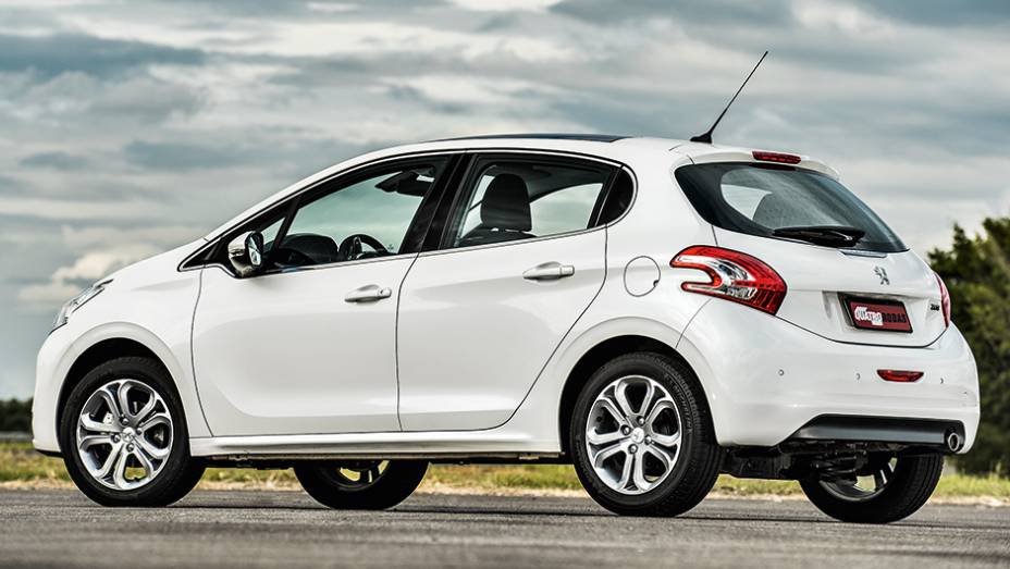 O 208 &eacute; o dono do design mais inovador deste comparativo | <a href="https://preprod.quatrorodas.abril.com.br/carros/comparativos/hatches-compactos-premium-743627.shtml" rel="migration">Leia mais</a>