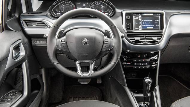Volante multifuncional tem aro inferior de alumínio | <a href="https://preprod.quatrorodas.abril.com.br/carros/comparativos/hatches-compactos-premium-743627.shtml" rel="migration">Leia mais</a> Volante multifuncional tem aro inferior de alumínio | <a href="https://preprod.quatrorodas.abril.com.br/carros/comparativos/hatches-compactos-premium-743627.shtml" rel="migration">Leia mais</a>