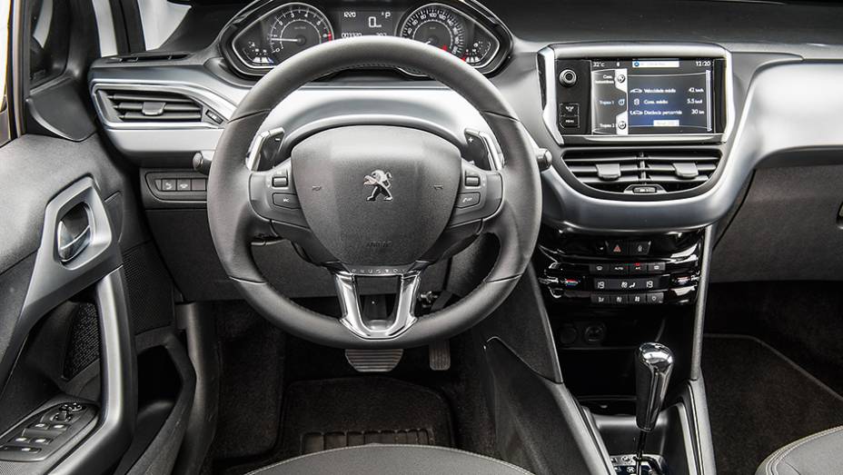 Volante multifuncional tem aro inferior de alum&iacute;nio | <a href="https://preprod.quatrorodas.abril.com.br/carros/comparativos/hatches-compactos-premium-743627.shtml" rel="migration">Leia mais</a>
