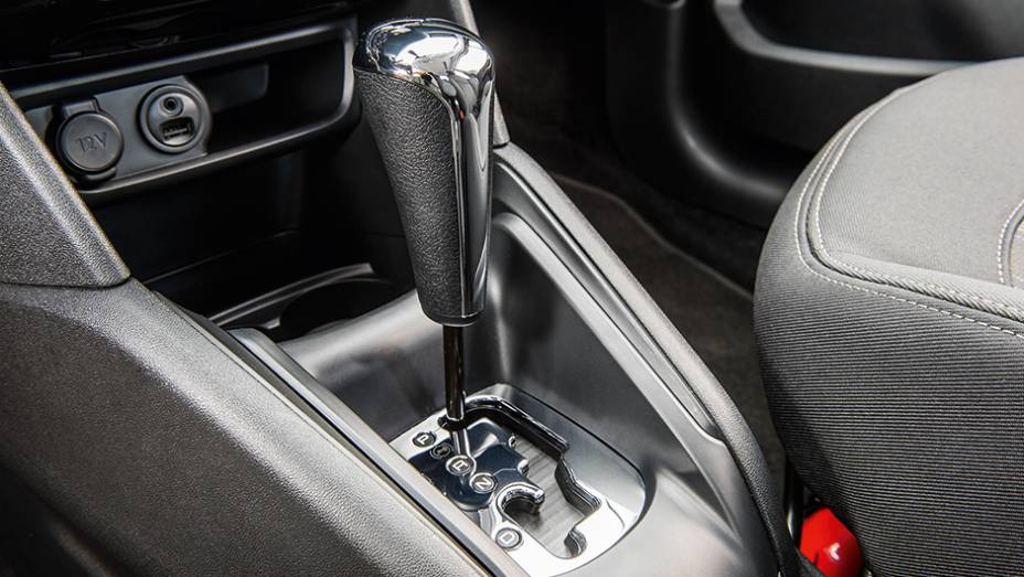 C&acirc;mbio autom&aacute;tico vem com apenas quatro marchas | <a href="https://preprod.quatrorodas.abril.com.br/carros/comparativos/hatches-compactos-premium-743627.shtml" rel="migration">Leia mais</a>