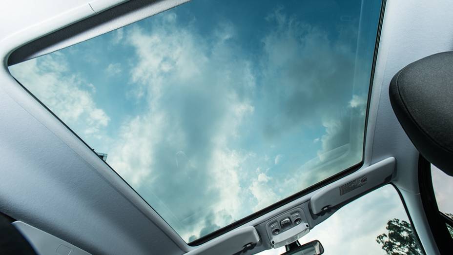 O vidro do teto &eacute; fixo e tem forro (manual) deslizante | <a href="https://preprod.quatrorodas.abril.com.br/carros/comparativos/hatches-compactos-premium-743627.shtml" rel="migration">Leia mais</a>