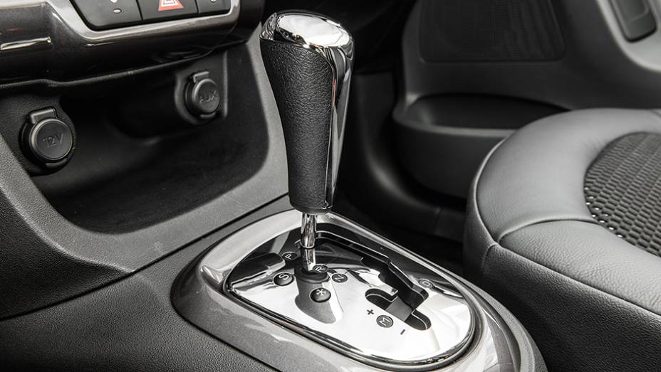Transmiss&atilde;o sequencial conta com op&ccedil;&atilde;o "Sport" | <a href="https://preprod.quatrorodas.abril.com.br/carros/comparativos/hatches-compactos-premium-743627.shtml" rel="migration">Leia mais</a>